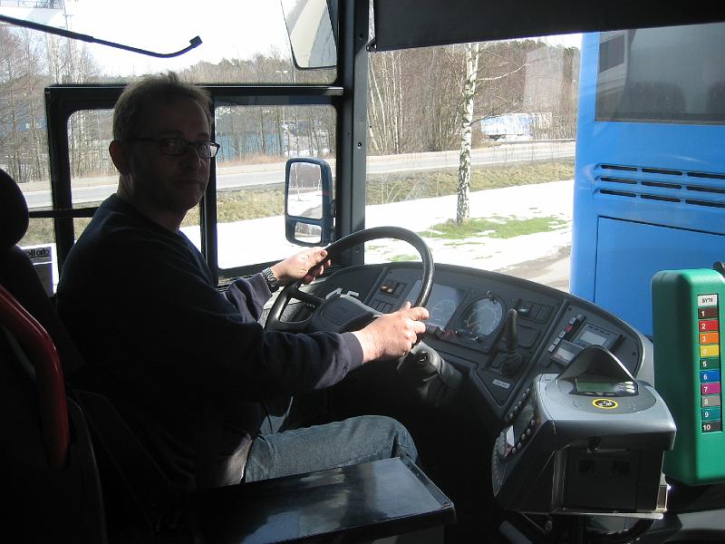 mars 2008 204.jpg - Ivan bakom ratten i följebussen.